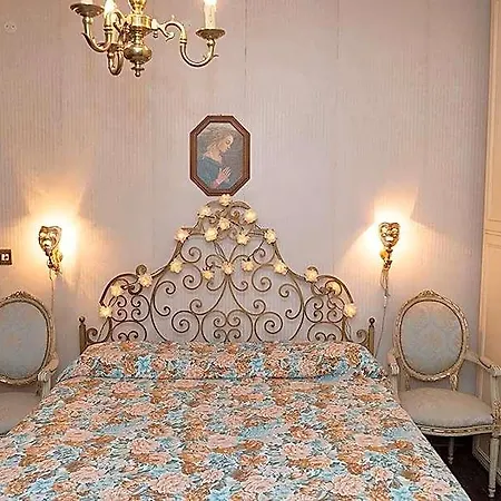 Hotel Venitian Style Bedroom With A Shared Bathroom Venice