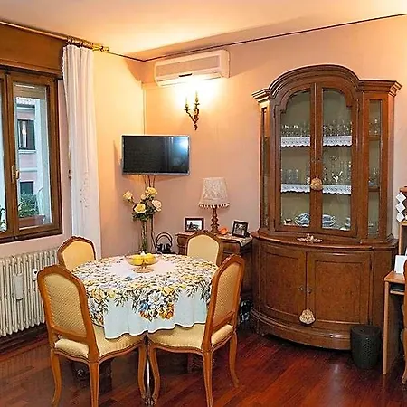Venitian Style Bedroom With A Shared Bathroom Hotel